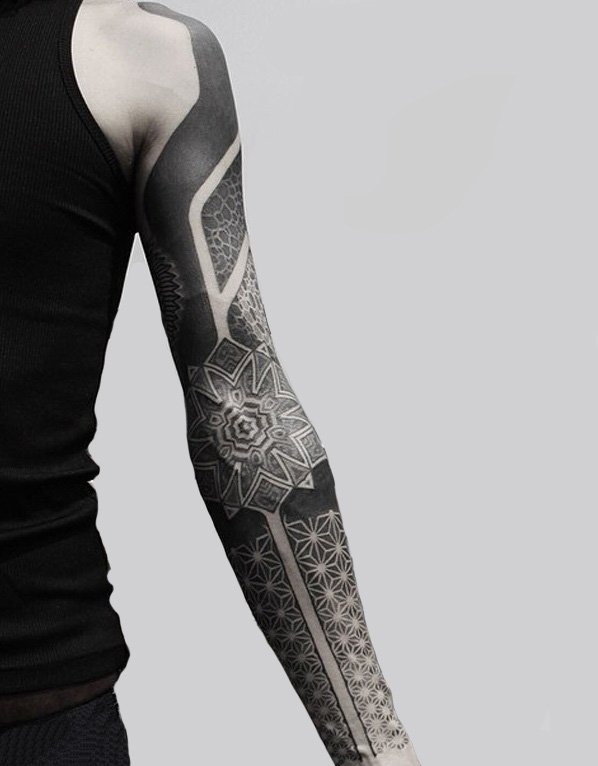 花臂上种满了各种玫瑰,曼陀罗花等花朵,似乎在创造一个神奇的秘密花园